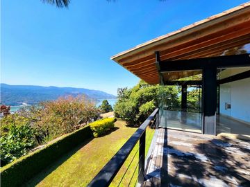 CASA EN VENTA CON VISTA AL LAGO EN VALLE DE BRAVO