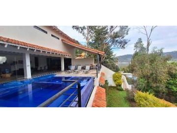 Casa en Venta con Preciosa vista y Acceso al Lago en Valle de Bravo.