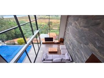 Casa en Venta con Preciosa vista y Acceso al Lago en Valle de Bravo.