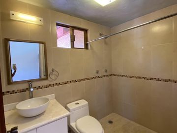 VENTA | Casa  de 347m2 con 3Rec, 3½Baños, Jurica, Qro.