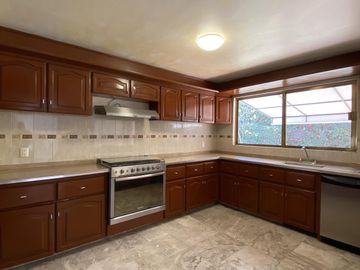 VENTA | Casa  de 347m2 con 3Rec, 3½Baños, Jurica, Qro.