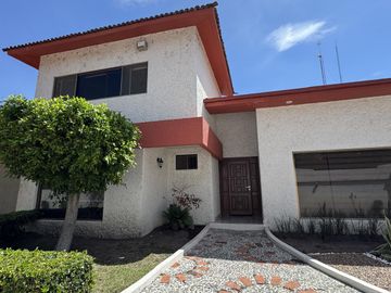 VENTA | Casa  de 347m2 con 3Rec, 3½Baños, Jurica, Qro.