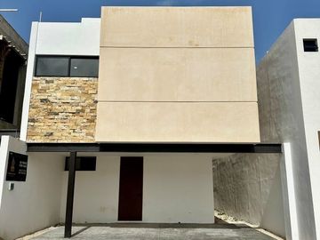 En venta casa  con paneles solares en privada en Cholul, Mérida, Yucatán.