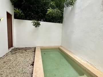 En venta casa  con paneles solares en privada en Cholul, Mérida, Yucatán.