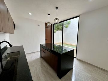 En venta casa  con paneles solares en privada en Cholul, Mérida, Yucatán.