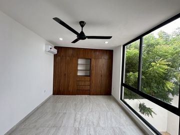 En venta casa  con paneles solares en privada en Cholul, Mérida, Yucatán.