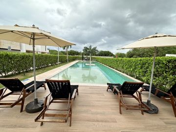 En venta casa  con paneles solares en privada en Cholul, Mérida, Yucatán.