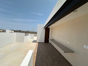 En venta casa  con paneles solares en privada en Cholul, Mérida, Yucatán.