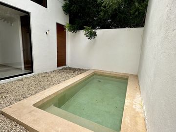 En venta casa  con paneles solares en privada en Cholul, Mérida, Yucatán.