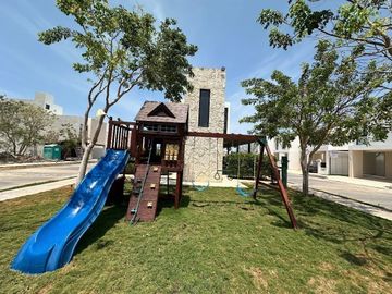 En venta casa  con paneles solares en privada en Cholul, Mérida, Yucatán.