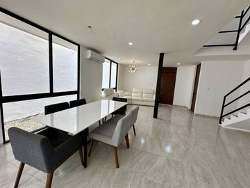 En venta casa  con paneles solares en privada en Cholul, Mérida, Yucatán.