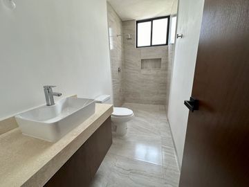 En venta casa  con paneles solares en privada en Cholul, Mérida, Yucatán.