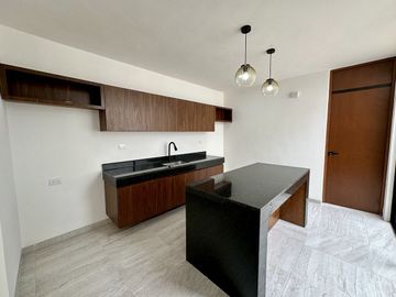 En venta casa  con paneles solares en privada en Cholul, Mérida, Yucatán.