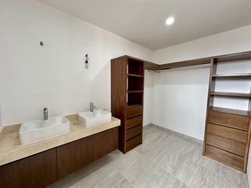 En venta casa  con paneles solares en privada en Cholul, Mérida, Yucatán.
