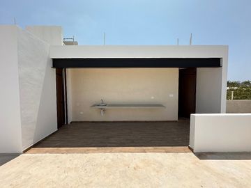 En venta casa  con paneles solares en privada en Cholul, Mérida, Yucatán.