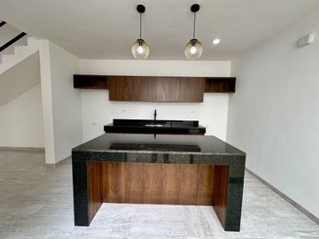 En venta casa  con paneles solares en privada en Cholul, Mérida, Yucatán.