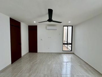 En venta casa  con paneles solares en privada en Cholul, Mérida, Yucatán.
