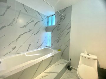 CASA EN VENTA EN LOMAS DE LA HACIENDA
