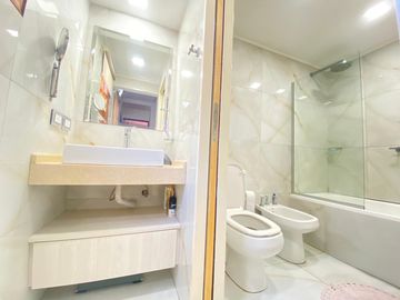 Dúplex de cuatro ambientes con dos cocheras
