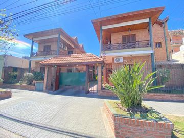 Dúplex de cuatro ambientes con dos cocheras