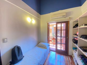 Dúplex de cuatro ambientes con dos cocheras