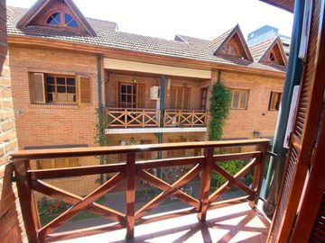Dúplex de cuatro ambientes con dos cocheras