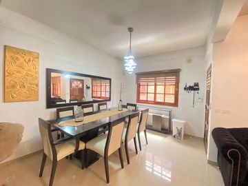 Dúplex de cuatro ambientes con dos cocheras