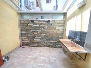 Dúplex de cuatro ambientes con dos cocheras