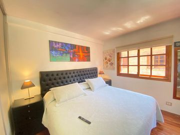 Dúplex de cuatro ambientes con dos cocheras