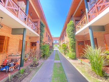 Dúplex de cuatro ambientes con dos cocheras