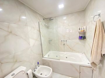Dúplex de cuatro ambientes con dos cocheras