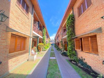 Dúplex de cuatro ambientes con dos cocheras