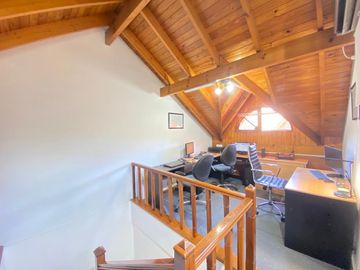 Dúplex de cuatro ambientes con dos cocheras