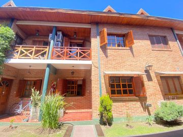 Dúplex de cuatro ambientes con dos cocheras