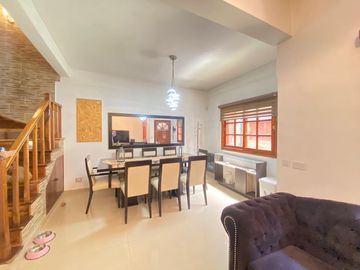 Dúplex de cuatro ambientes con dos cocheras