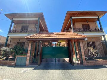 Dúplex de cuatro ambientes con dos cocheras