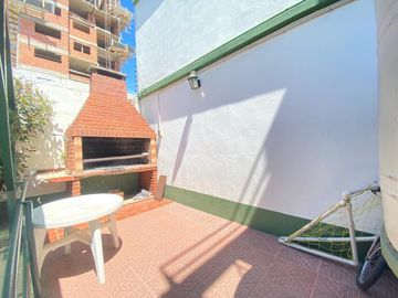 Dúplex de cuatro ambientes con dos cocheras
