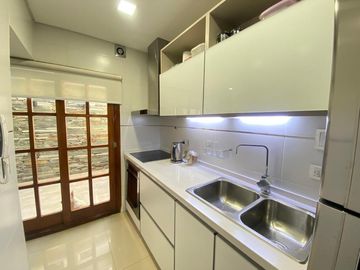 Dúplex de cuatro ambientes con dos cocheras