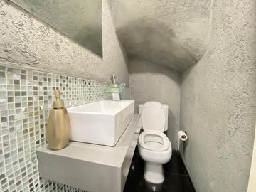 Dúplex de cuatro ambientes con dos cocheras