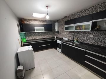 Venta Casa 2 dormitorios con cochera - Tiro Suizo, Rosario