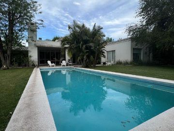 Hermosa Casa en venta en Barrio Los Pinguinos Club de Campo