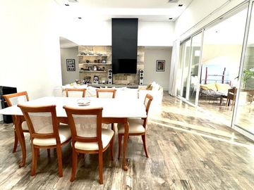Hermosa Casa en venta en Barrio Los Pinguinos Club de Campo