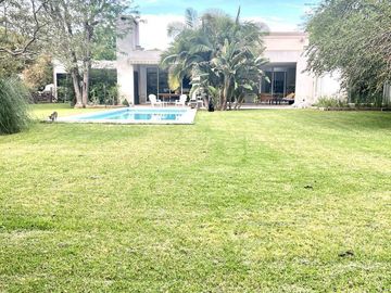 Hermosa Casa en venta en Barrio Los Pinguinos Club de Campo
