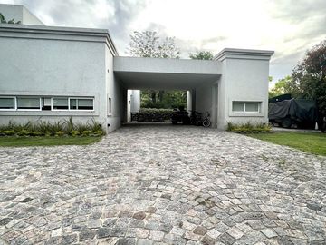 Hermosa Casa en venta en Barrio Los Pinguinos Club de Campo
