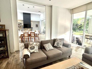 Hermosa Casa en venta en Barrio Los Pinguinos Club de Campo