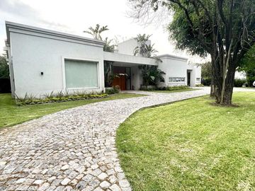 Hermosa Casa en venta en Barrio Los Pinguinos Club de Campo