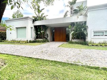 Hermosa Casa en venta en Barrio Los Pinguinos Club de Campo