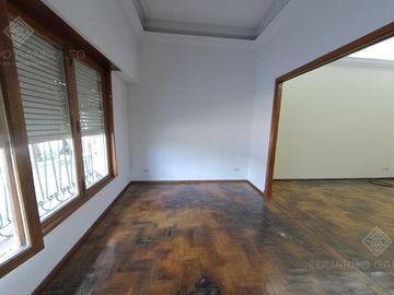 Excelente Inmueble de 3 plantas - Vta. Directa - Apto Crédito