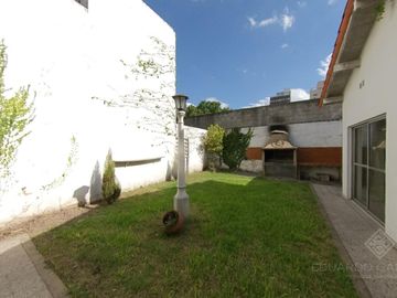 Excelente Inmueble de 3 plantas - Vta. Directa - Apto Crédito