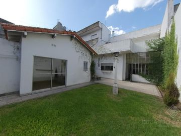 Excelente Inmueble de 3 plantas - Vta. Directa - Apto Crédito